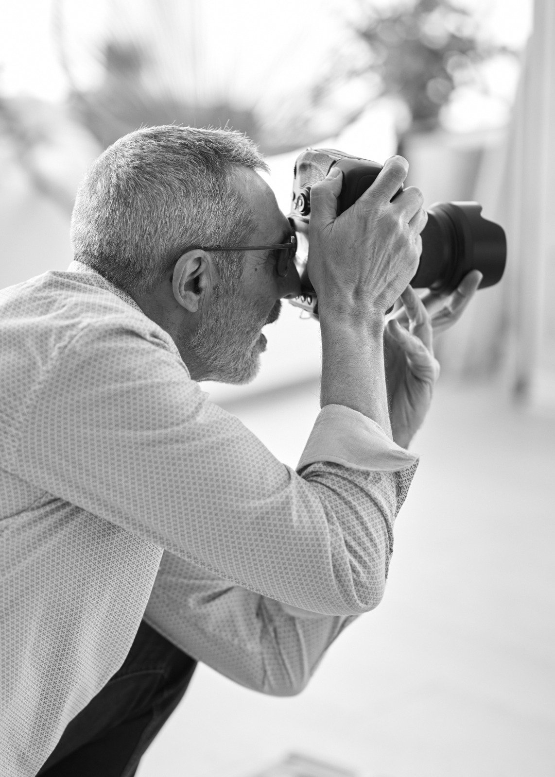 Fotógrafo de retrato femenino durante una sesión fotográfica