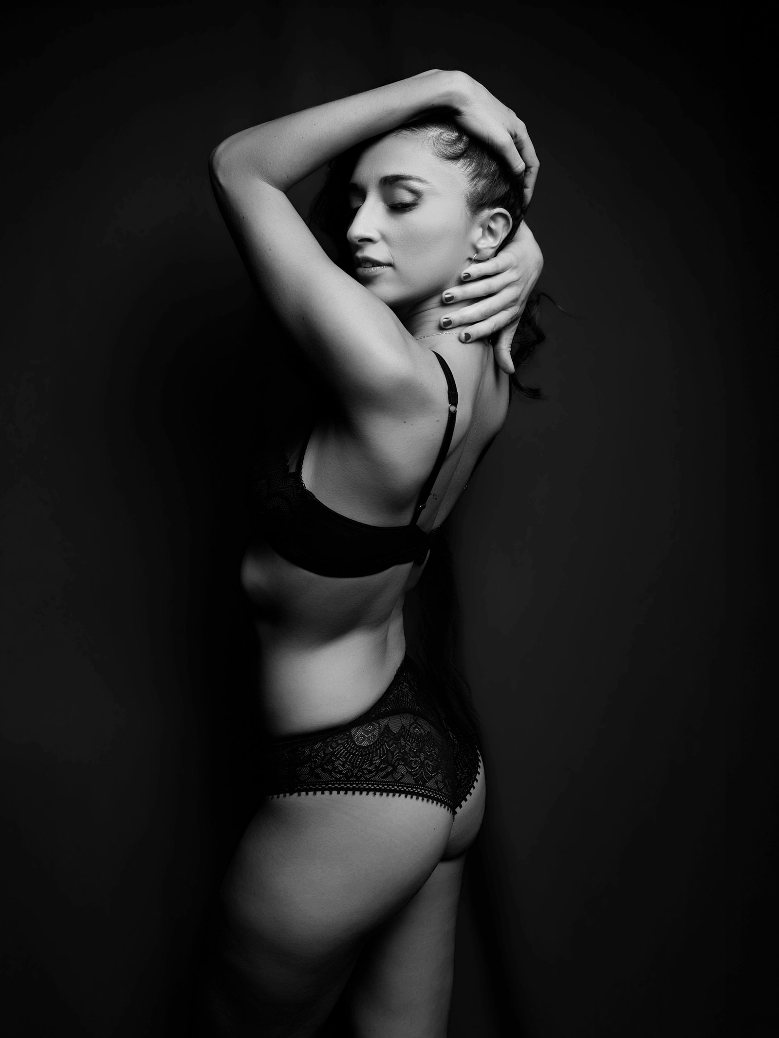 Retrato femenino artístico en blanco y negro realizada en estudio por Toni Jiménez