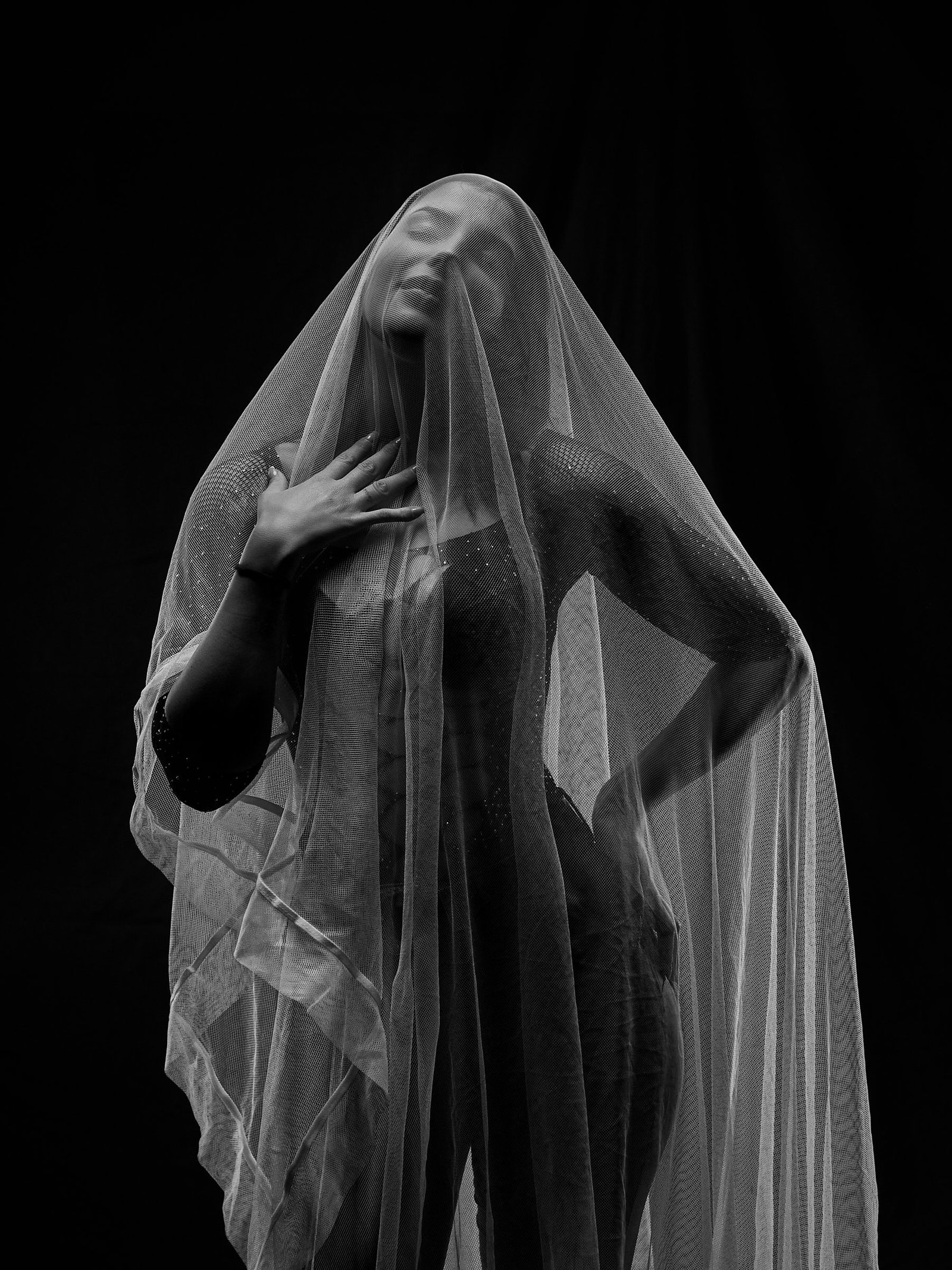 Retrato femenino artístico en blanco y negro realizada en estudio por Toni Jiménez