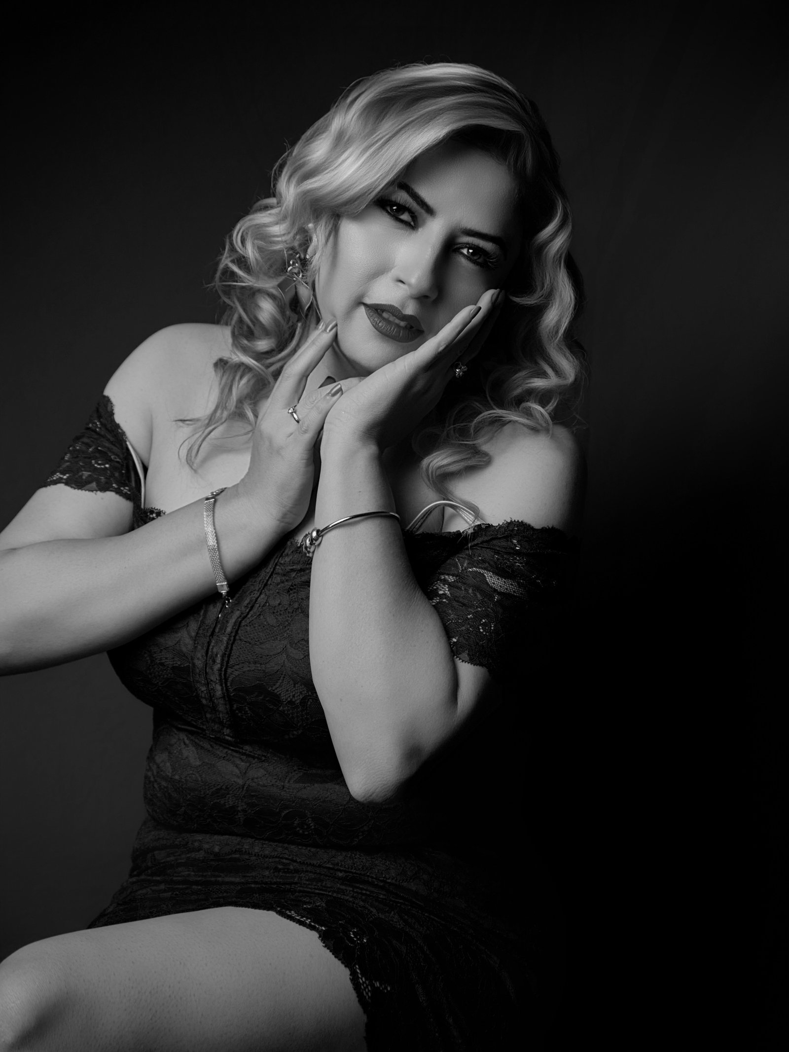 Retrato femenino artístico en blanco y negro realizada en estudio por Toni Jiménez